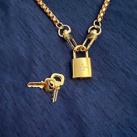 New LV Louis Vuitton Gold-Tone Lock with 18" Box Link Chain Necklace - Picture 3 of 3